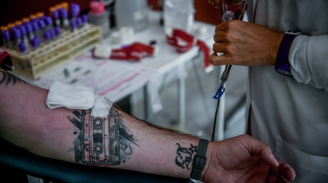 Αποσύρεται έγγραφο «Μην δώσεις αίμα, αν είχες έστω και μία ομοφυλοφιλική σχέση από το 1977»