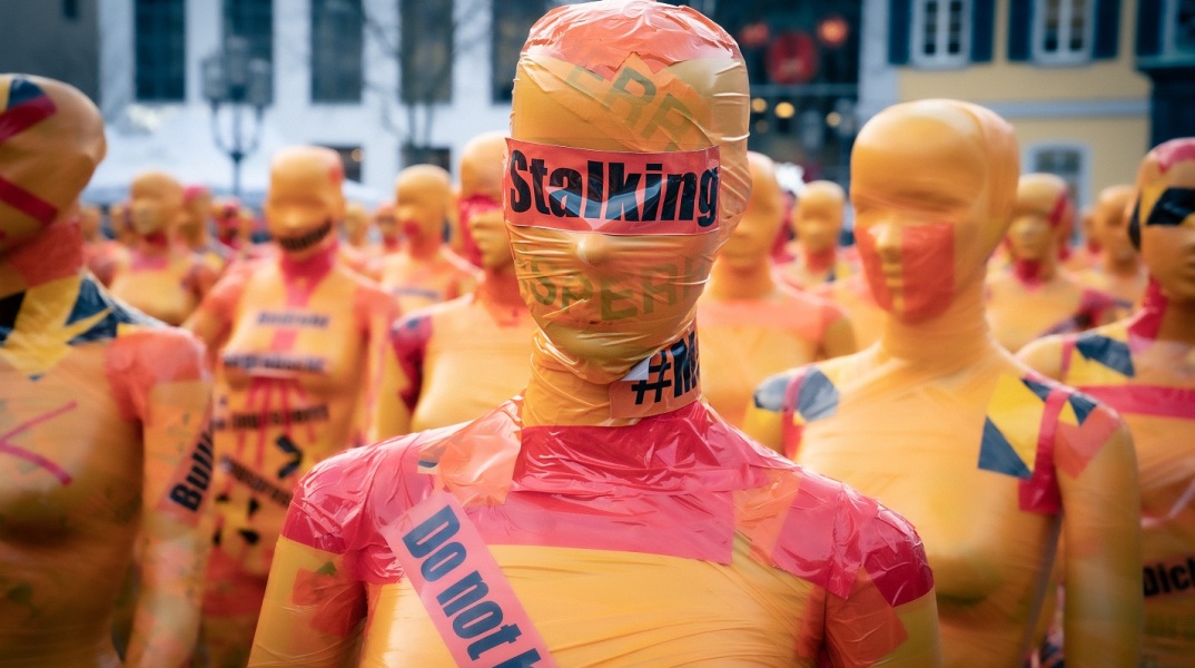 Κίτρινο ομοίωμα ανθρώπου σε διαδήλωση για τα δικαιώματα των γυναικών