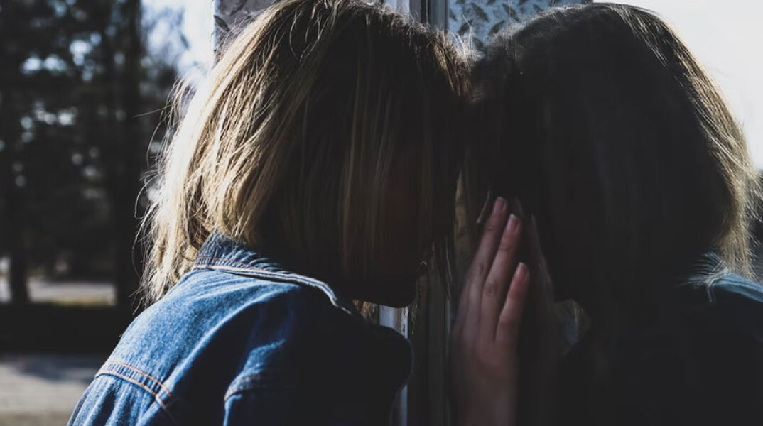 Ανήλικη (ΦΩΤΟ ΑΡΧΕΙΟΥ) - Δύο αδελφές στη Θεσσαλονίκη κατήγγειλαν ότι η μητέρα τους τις κακοποιούσε σεξουαλικά