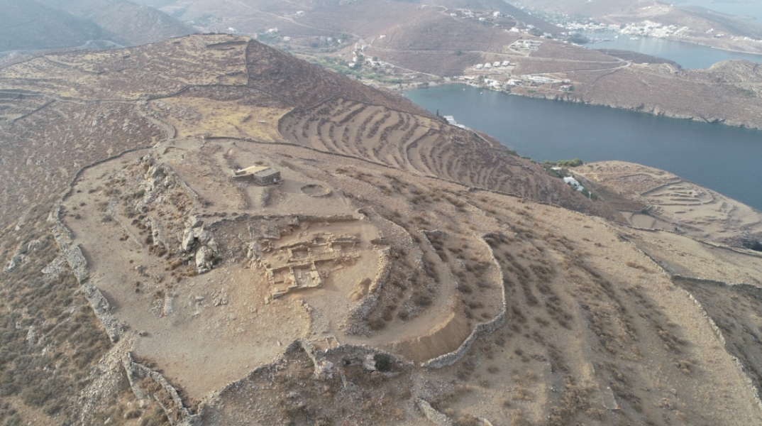 Άποψη της ακρόπολης της αρχαίας Κύθνου, από τα βόρεια 