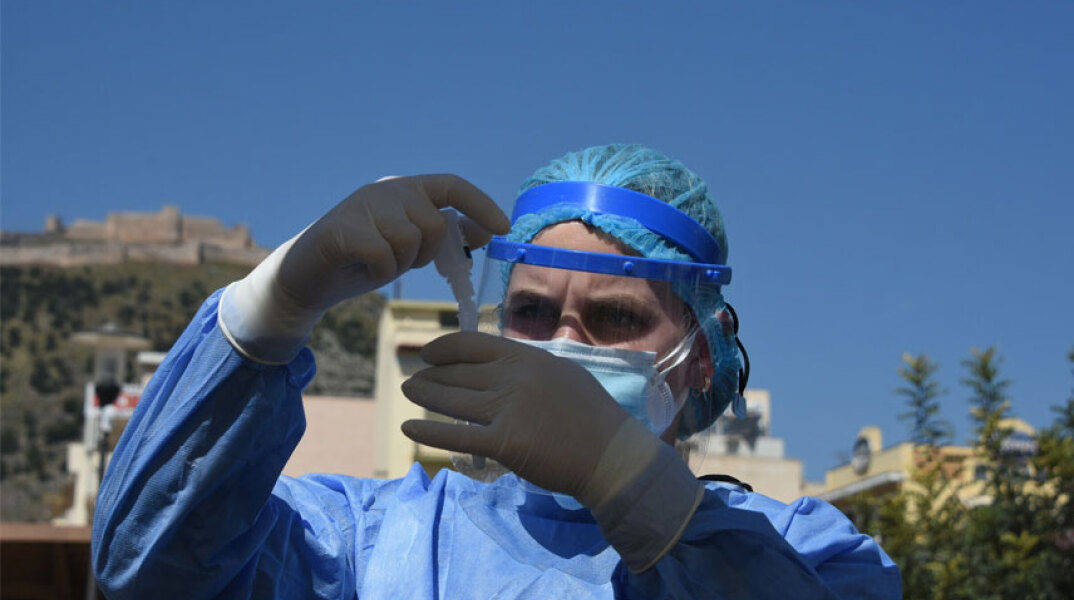 Υγειονομικός διενεργεί δωρεάν rapid test για κορωνοϊό (ΦΩΤΟ ΑΡΧΕΙΟΥ) - Σε 35 σημεία τα κινητά κλιμάκια του ΕΟΔΥ το Σάββατο 2 Οκτωβρίου 2021