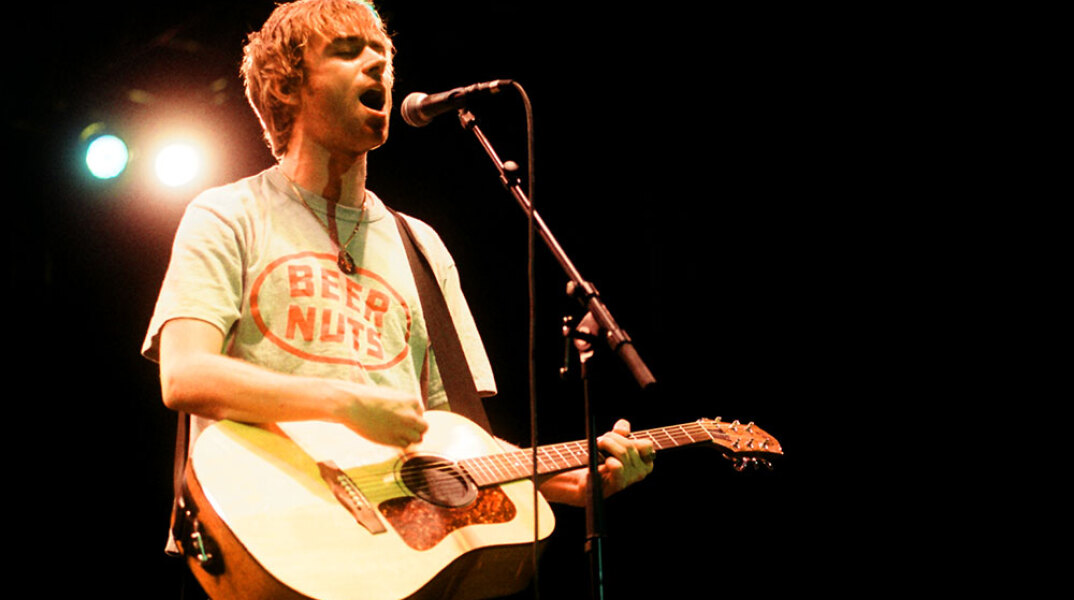 Ο Damon Albarn με την κιθάρα του - Στιγμιότυπο από τη συναυλία των Blur στην Αθήνα τον Ιούλιο του 1999