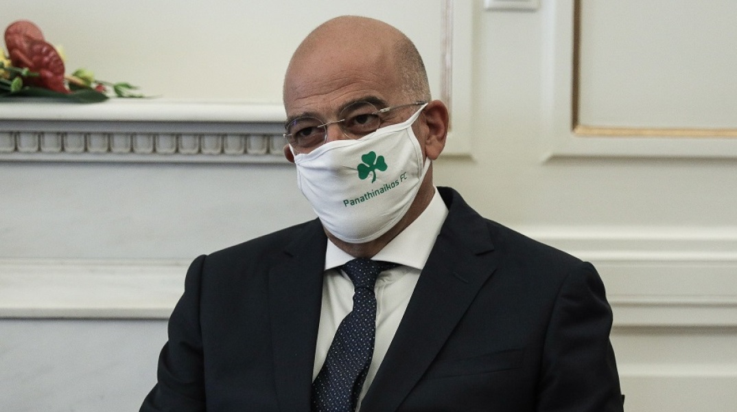 Φανέλα του Παναθηναϊκού από την εποχή του Γουέμπλεϊ δώρισε ο Ν. Δένδιας στον Ούγγρο ομόλογό του	