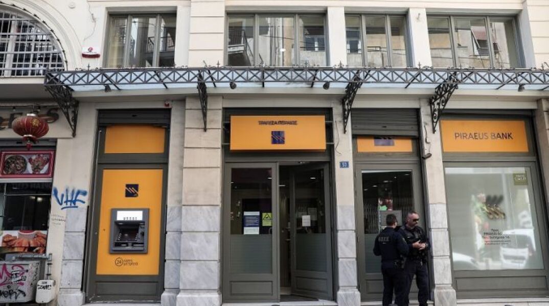 Ληστεία σε υποκατάστημα τράπεζας, στην οδό Μητροπόλεως 53, στην Αθήνα 