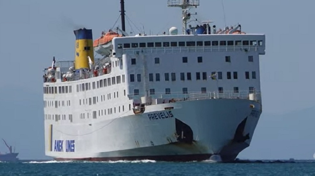 Στο λιμάνι της Θήρας προσέκρουσε το «Πρέβελης»