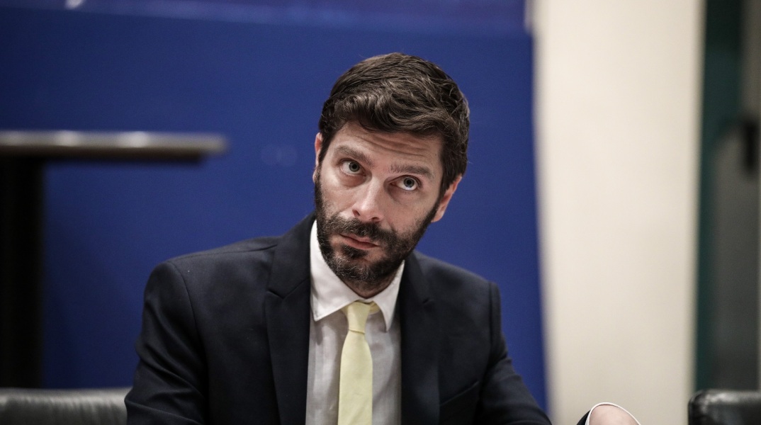 Ο Νικόλας Γιατρομανωλάκης σχολιάζει την επανεξέταση του αναχρονιστικού εντύπου που απαγόρευε να δώσει αίμα όποιος είχε έστω μία ομοφυλοφιλική σχέση από το 1977