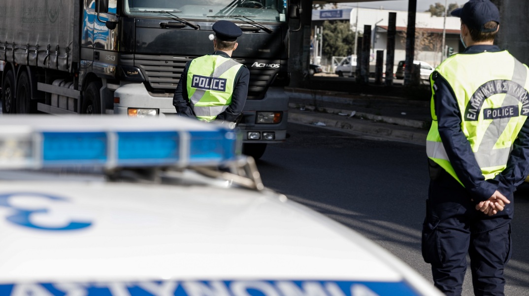 Σε έκτακτες κυκλοφοριακές ρυθμίσεις προχώρησε η αστυνομία σήμερα, Κυριακή 3/10 λόγω του ημιμαραθωνίου της Καλλιθέας – Ποιοι δρόμοι κλείνουν