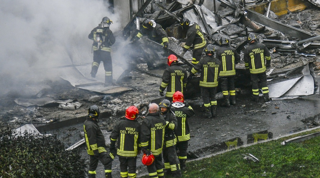 Πτώση ιδιωτικού αεροσκάφους στο Μιλάνο: Σύμφωνα με νεότερο απολογισμό, οι επιβαίνοντες στο σκάφος που κατέπεσε στην περιοχή Σαν Ντονάτο ήταν οκτώ
