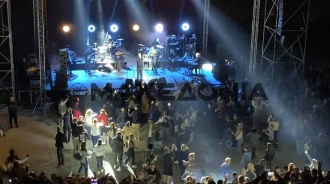 Η συναυλία του Γιάννη Πάριου στο Θέατρο Γης στη Θεσσαλονίκη ολοκληρώθηκε νωρίτερα λόγω των περιοριστικών μέτρων - Ο κόσμος χόρευε χωρίς αποστάσεις 