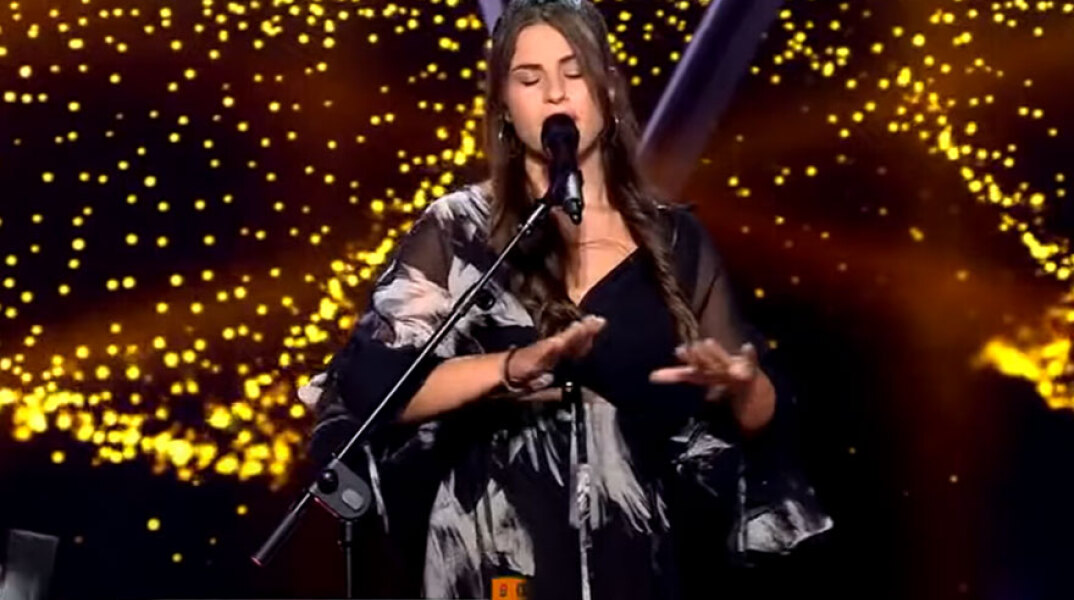 Η Ελευθερία Τσαγκίρη, παίκτρια στο «The Voice», ερμηνεύει στη νοηματική γλώσσα το τραγούδι της