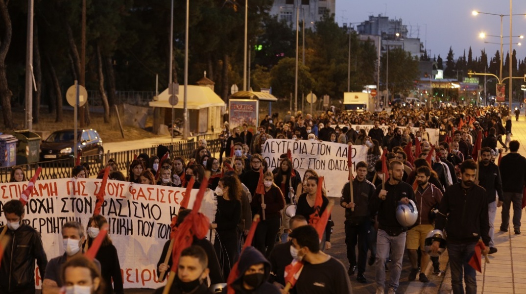 Σε δύο συλλήψεις προχώρησαν οι αστυνομικές αρχές κατά τη διάρκεια των επεισοδίων στην αντιφασιστική πορεία το βράδυ του Σαββάτου στη Θεσσαλονίκη.