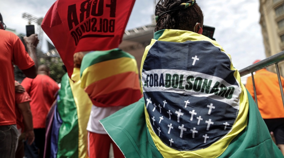 Πλήθος Βραζιλιάνων πραγματοποίησε διαδηλώσεις σε πόλεις της χώρας το Σάββατο εναντίον της κυβέρνησης, ζητώντας την παραπομπή του προέδρου Ζαΐρ Μπολσονάρου.