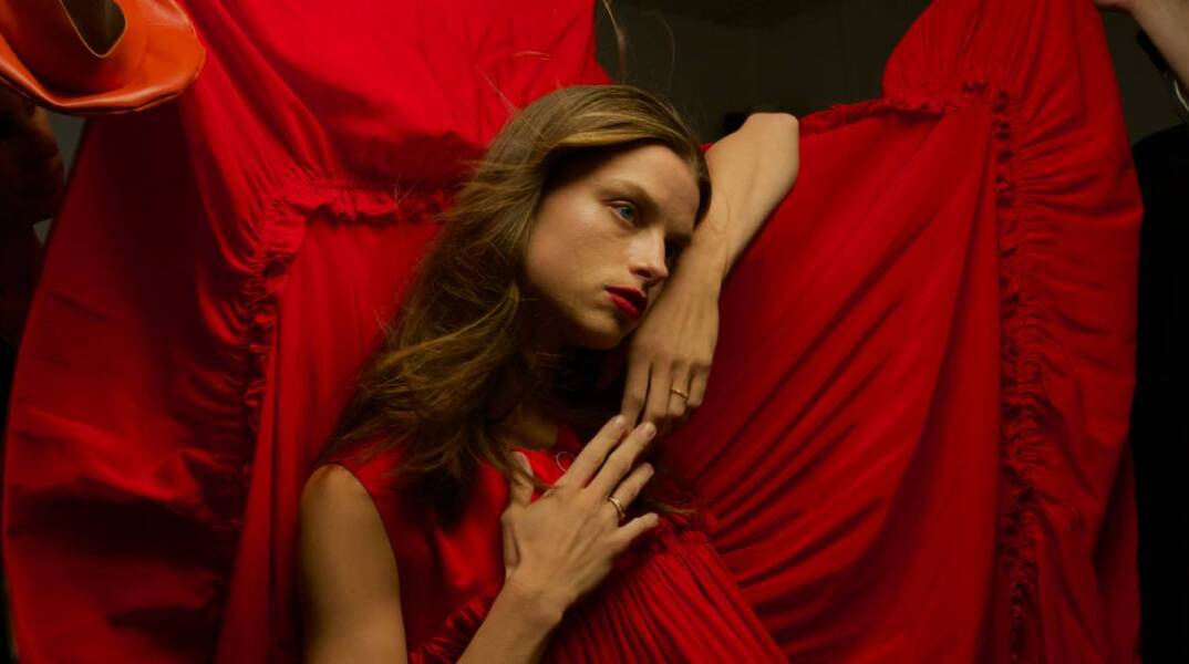 Γυναίκα με κόκκινο φόρεμα