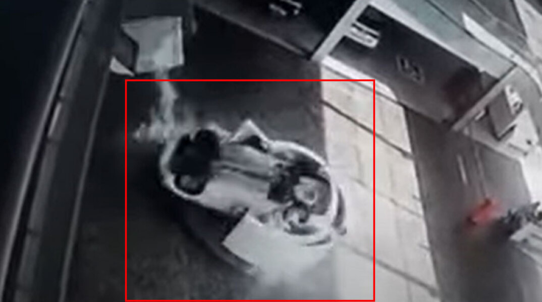 Η στιγμή που το αυτοκίνητο πέφτει πάνω σε ρεσεψιόν