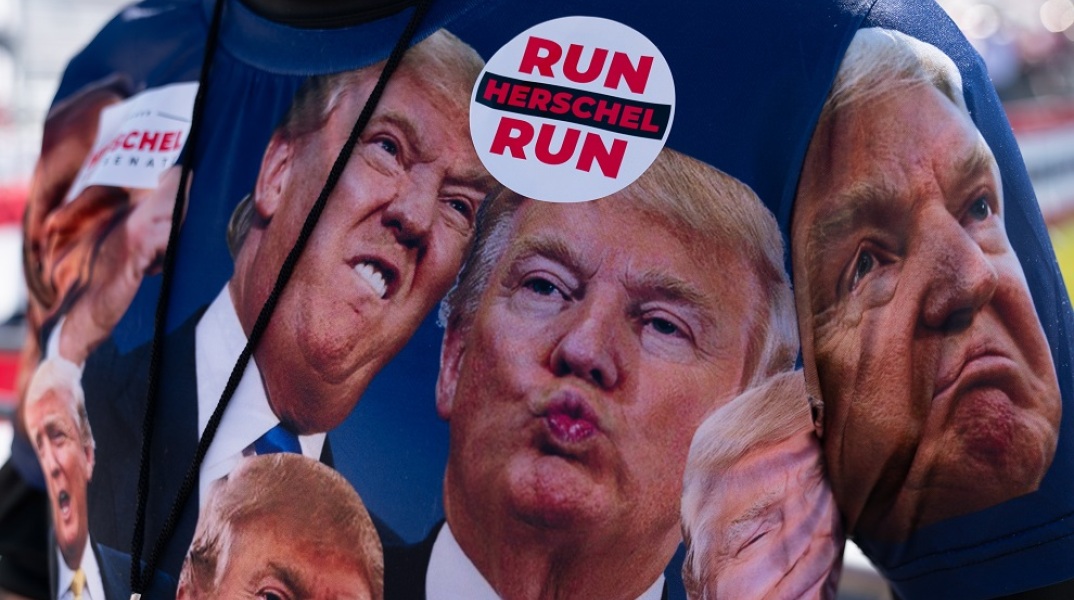 Mπλουζάκι υπέρ του Ντόναλντ Τραμπ σε συγκέντρωση στη Τζόρτζια