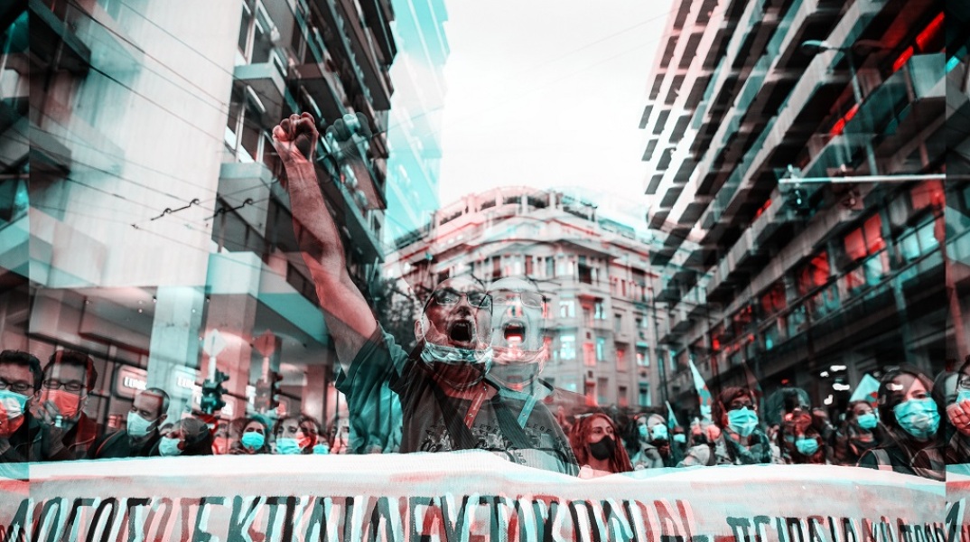 Άνδρας με υψωμένη γροθιά σε συλλαλητήριο για την εκπαίδευση