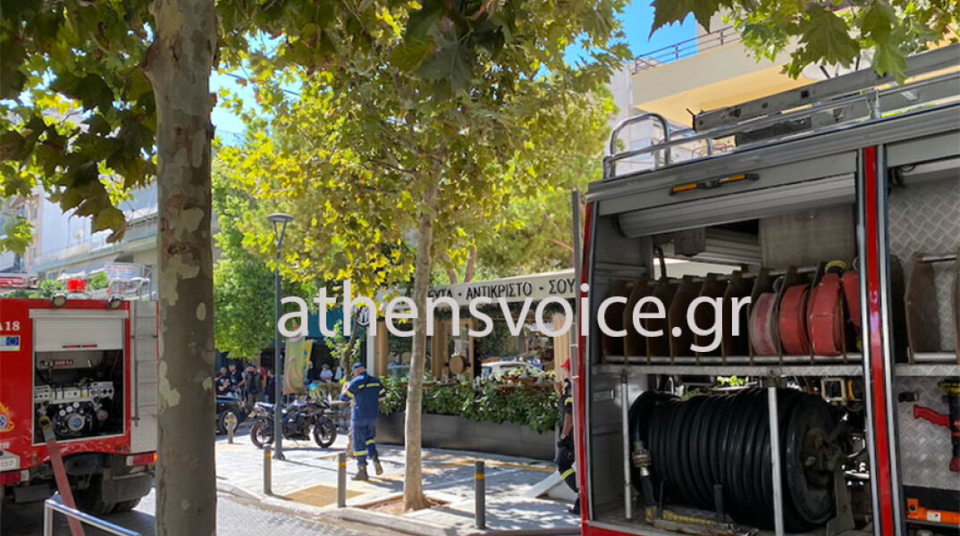 Πυροσβέστης έξω από το κατάστημα εστίασης στο Παλαιό Φάληρο, όπου ξέσπασε η φωτιά