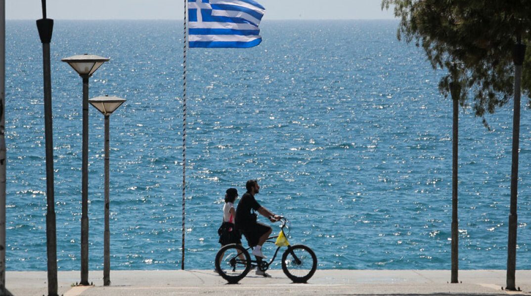 Ποδηλάτης περνά δίπλα από κοπέλα στην παραλία (ΦΩΤΟ ΑΡΧΕΙΟΥ) - Αίθριος ο καιρός σήμερα Δευτέρα 4 Οκτωβρίου 2021