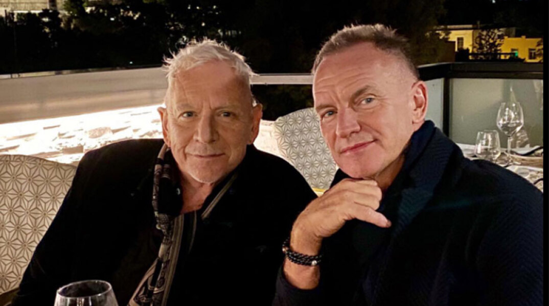 Eric Burdon και Sting ποζάρουν χαμογελαστοί με φόντο την Ακρόπολη