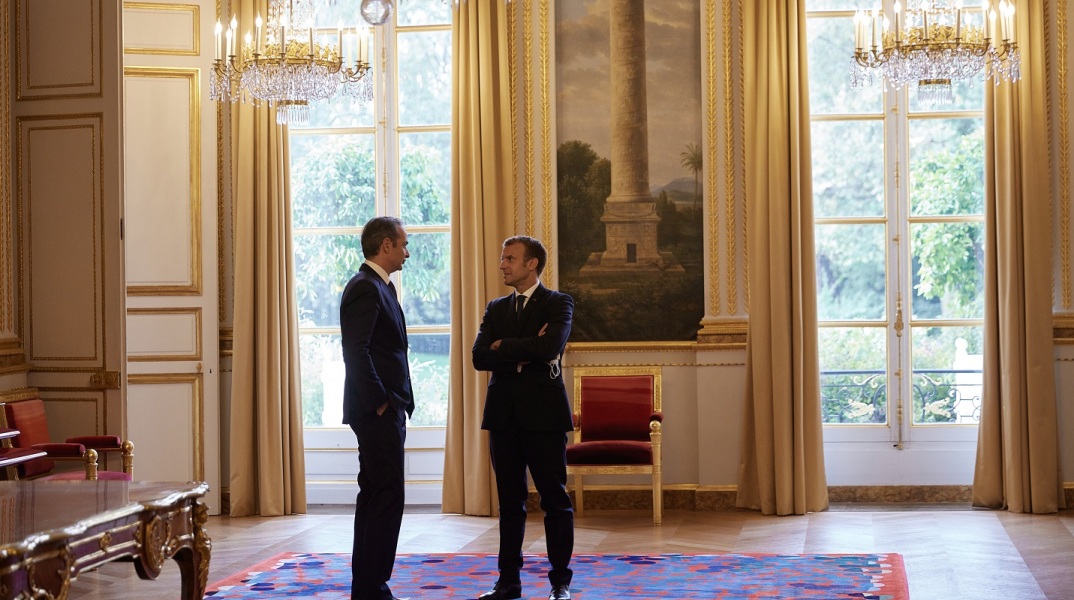 Κυριάκος Μητσοτάκης και Εμανουέλ Μακρόν συζητούν στο προεδρικό μέγαρο της Γαλλίας