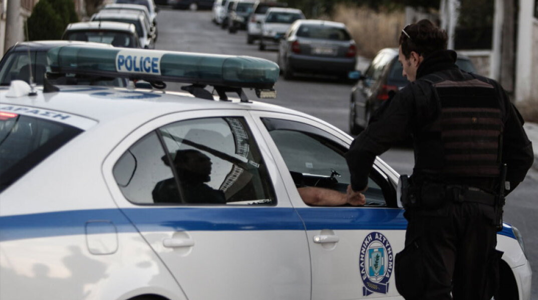 Αστυνομικός έξω από περιπολικό (ΦΩΤΟ ΑΡΧΕΙΟΥ) - Συνελήφθη στην Αθήνα 34χρονος για συμμετοχή στο Ισλαμικό Κράτος