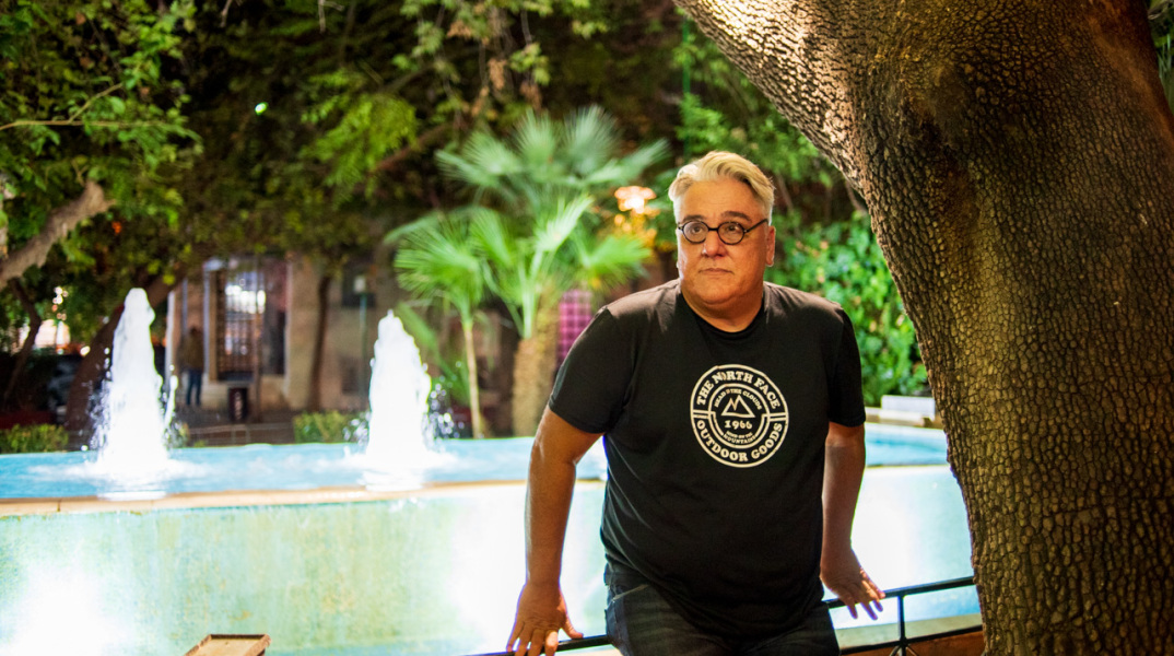 Ο Στέφανος Τσιτσόπουλος κάνει λογοτεχνικό σαφάρι στην Κυψέλη