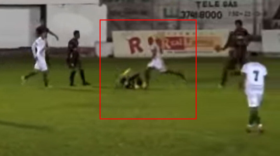 Ποδοσφαιριστής στη Βραζιλία ετοιμάζεται να ρίξει κλοτσιά στο κεφάλι του διαιτητή