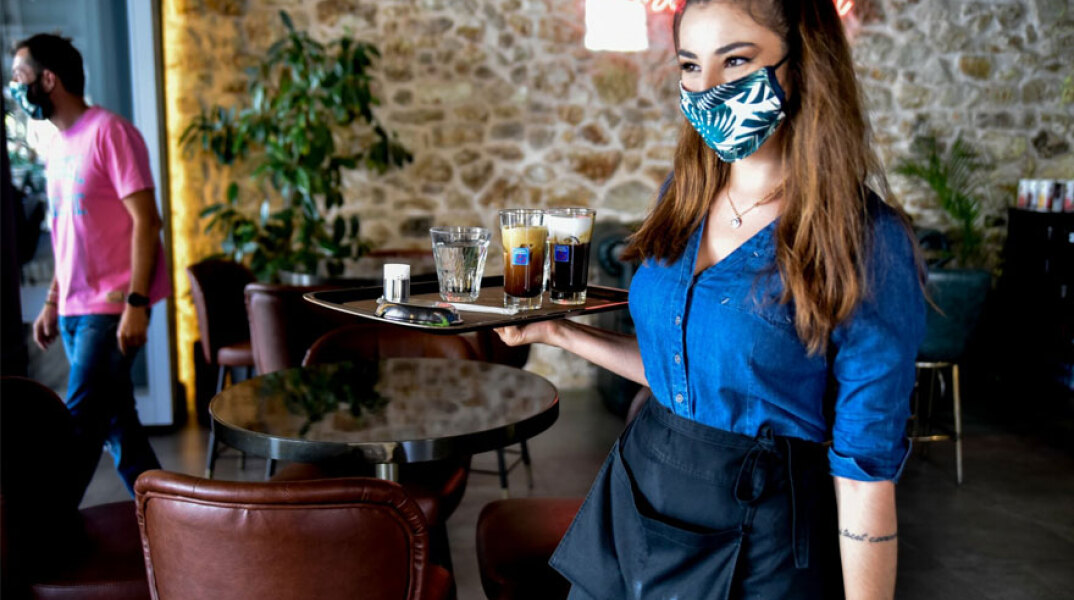 Εργαζόμενη στην εστίαση με μάσκα για τον κορωνοϊό (ΦΩΤΟ ΑΡΧΕΙΟΥ) - Νέα μέτρα και προνόμια σε κλειστούς χώρους ανακοινώνει ο υπουργός Υγείας Θάνος Πλεύρης