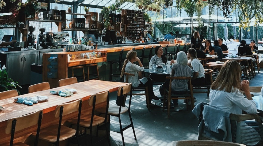 Τέλος οι περιορισμοί στην εστίαση για τους εμβολιασμένους