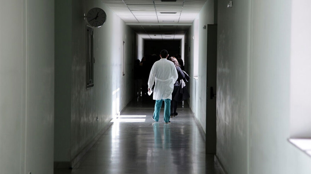 Γιατρός σε διάδρομο νοσοκομείου (ΦΩΤΟ ΑΡΧΕΙΟΥ) - Ανεμβολίαστοι οι περισσότεροι διασωληνωμένοι στις ΜΕΘ σε Δράμα, Κιλκίς, Ξάνθη και Σέρρες