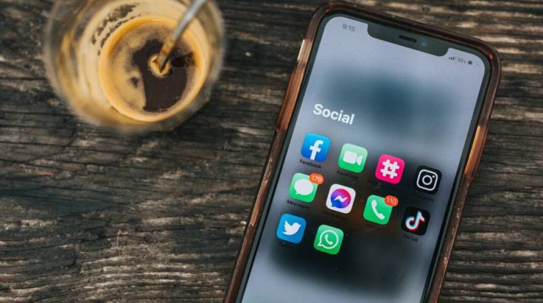 Κινητό με τις εφαρμογές των social media