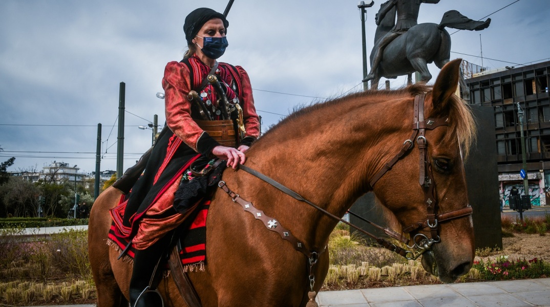 Γυναίκα σε άλογο - Προετοιμασίες για τη στρατιωτική παρέλαση στην Αθήνα