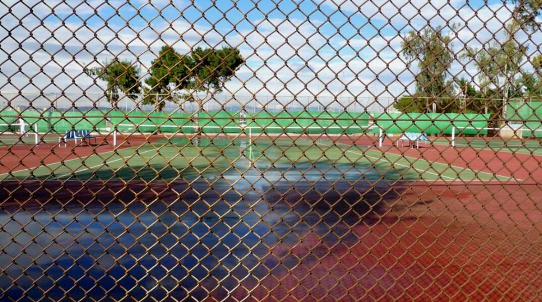 Φωτογραφία στο εξώφυλλο της συλλογής «Ποιήματα» του Ηλία Ευθυμιόπουλου (εκδ. ATHENS VOICE BOOKS)