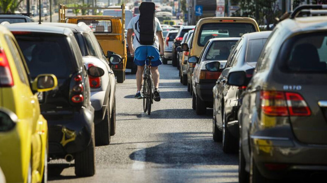 Μποτιλιάρισμα (ΦΩΤΟ ΑΡΧΕΙΟΥ) - Μεγάλη κίνηση στην Παραλιακή, στο ρεύμα προς Γλυφάδα, καθώς σημειώθηκε τροχαίο με φορτηγό