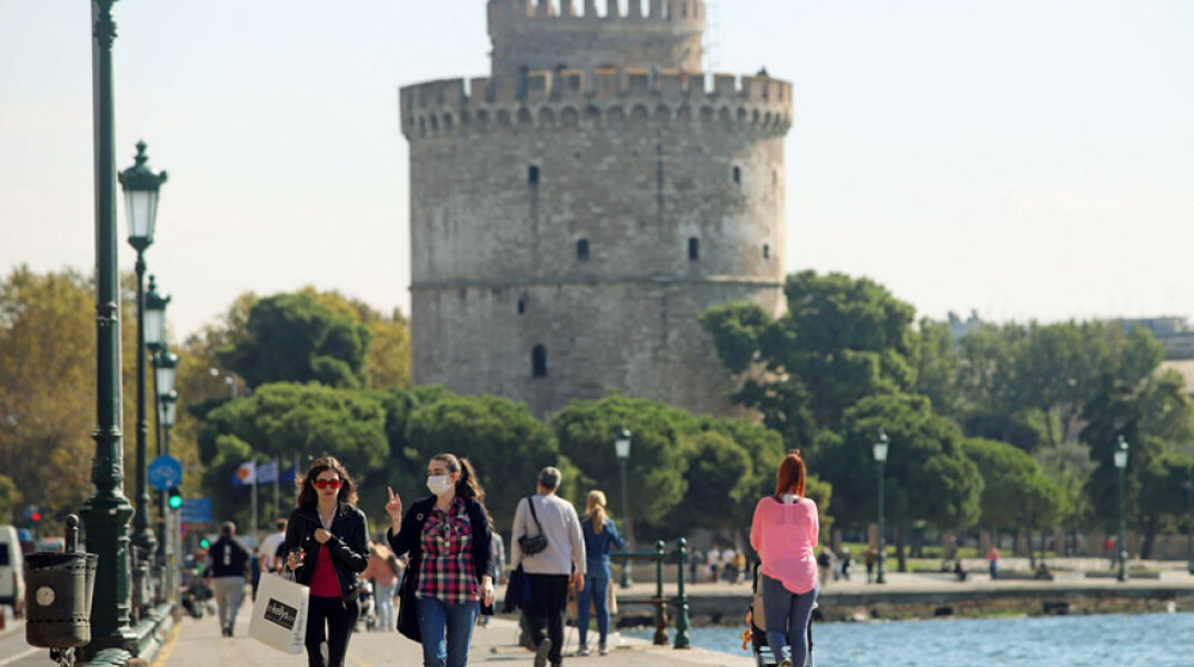 Κοπέλες περπατούν στη Θεσσαλονίκη με φόντο τον Λευκό Πύργο (ΦΩΤΟ ΑΡΧΕΙΟΥ) - Τέλος το μίνι lockdown για τον κορωνοϊό από το Σάββατο 9 Οκτωβρίου 2021, σύμφωνα με τα νέα μέτρα για τους εμβολιασμένους