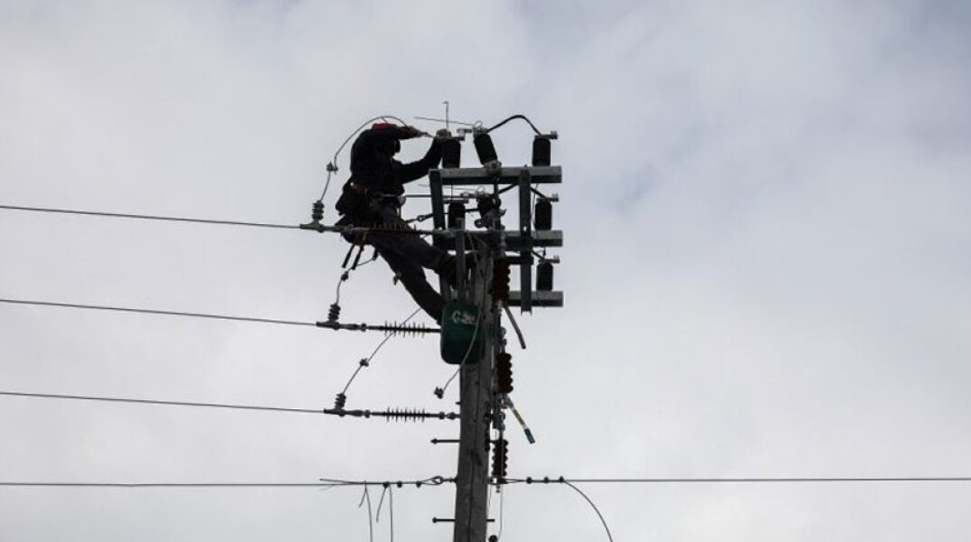 Συνεργείο διορθώνει βλάβη στο δίκτυο ηλεκτροδότησης (ΦΩΤΟ ΑΡΧΕΙΟΥ) - «Φωτιά» οι αυξήσεις στο ηλεκτρικό ρεύμα
