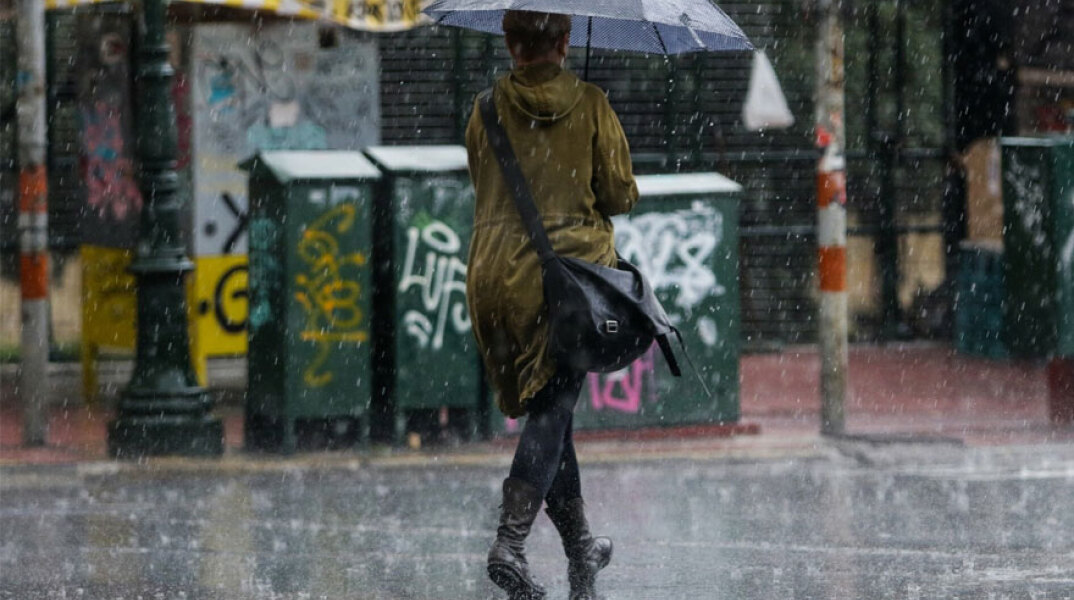 Γυναίκα με ομπρέλα στη βροχή (ΦΩΤΟ ΑΡΧΕΙΟΥ) - Καταιγίδες φέρνει σε περιοχές της χώρας η κακοκαιρία «Αθηνά»
