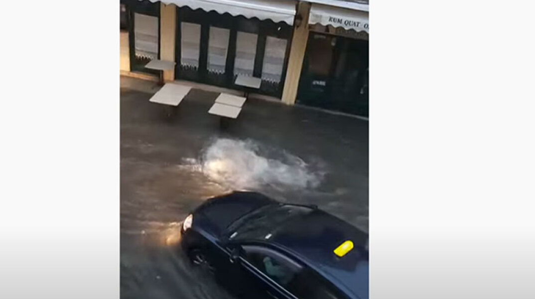 Πλημμυρισμένος δρόμος στην Κέρκυρα, καθώς η κακοκαιρία «Αθηνά» βρίσκεται σε εξέλιξη