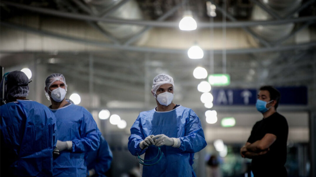 Γιατροί και νοσηλευτές σε ΜΕΘ για κορωνοϊό (ΦΩΤΟ ΑΡΧΕΙΟΥ) - Τα νέα μέτρα για εμβολιασμένους προβληματιζουν τους ειδικούς