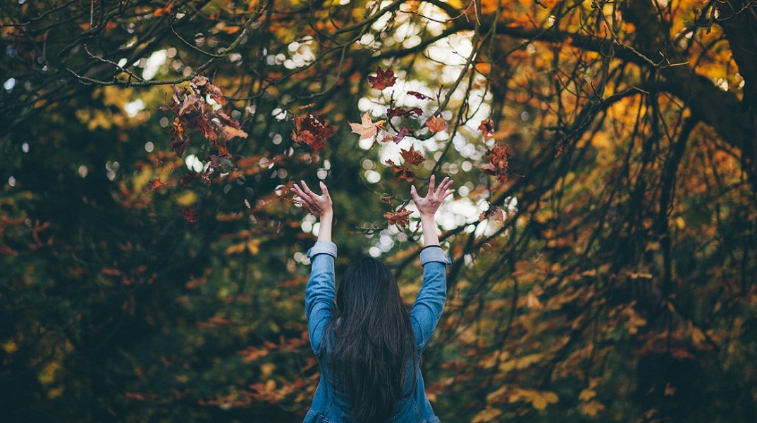 Μια γυναίκα το φθινοπωρο.