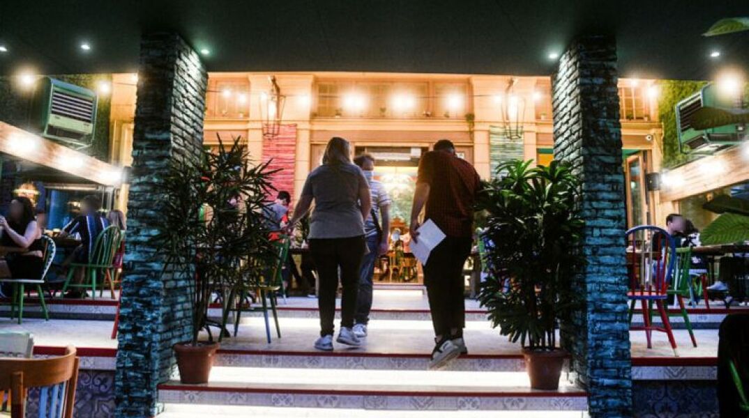 Σαρωτικοί έλεγχοι από αύριο, για ανεμβολίαστους σε καταστήματα εστίασης - Άρση των απαγορεύσεων για όλους τους εμβολιασμένους