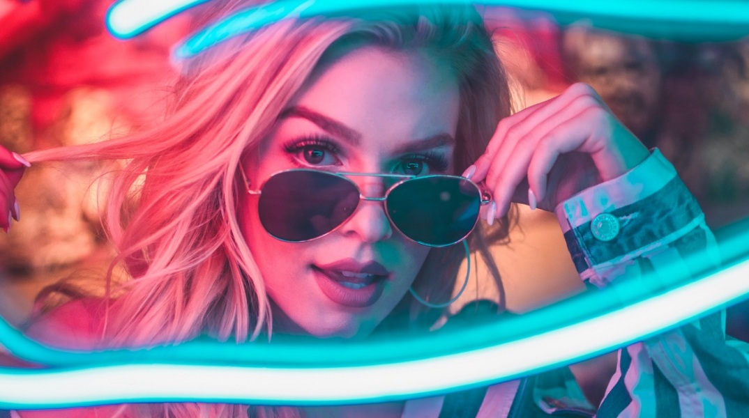 Μια γυναίκα με γυαλιά ποζάρει. 