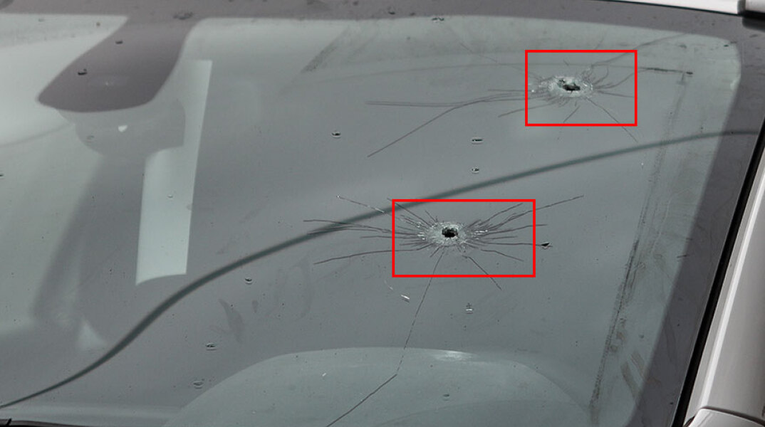 Τρύπες από σφαίρες στο τζάμι του κλεμμένου αυτοκινήτου στην επεισοδιακή καταδίωξη με πυροβολισμούς στο κέντρο της Αθήνας