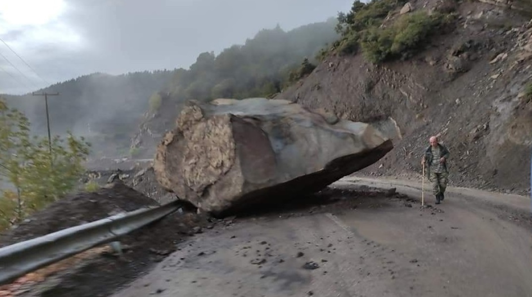 Ένας τεράστιος βράχος αποκολλήθηκε από βουνό σε περιοχή του Δήμου Αγράφων χωρίζοντας τον δρόμο στα δύο και διακόπτοντας τη σύνδεση μεταξύ δύο χωριών.