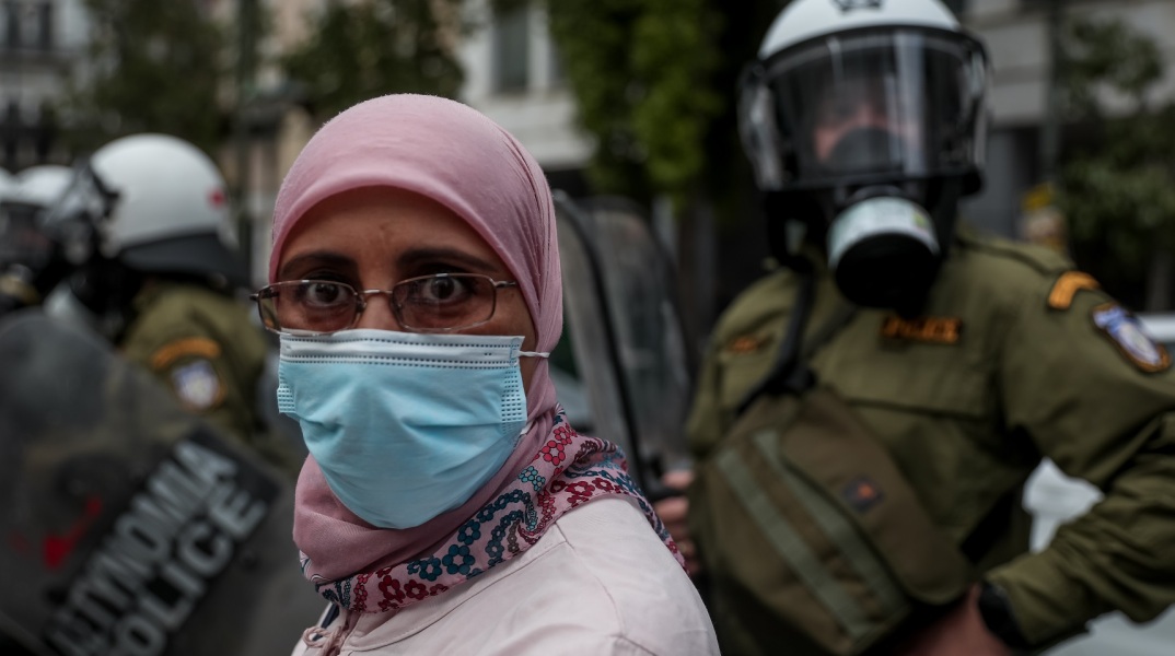 Αντιφασιστικό συλλαλητήριο στο κέντρο της Αθήνας: Ένταση μεταξύ διαδηλωτών και ΜΑΤ - Πληροφορίες κάνουν λόγο για χρήση χημικών σε Αιόλου και Σταδίου 