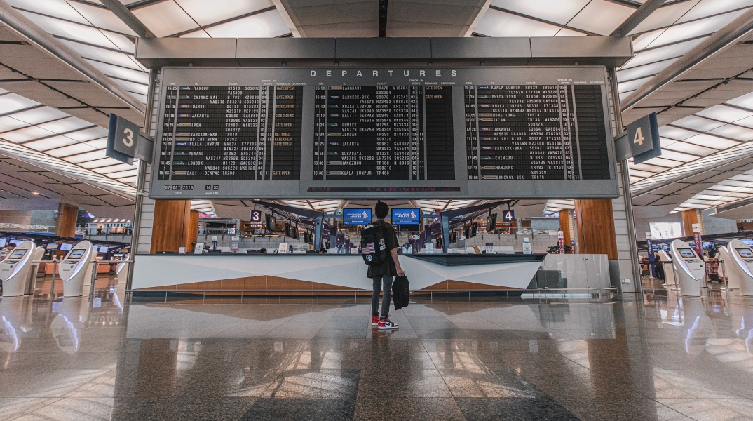 Κορωνοϊός - ΗΠΑ: Αίρονται οι περιορισμοί σε επισκέπτες που έχουν εμβολιαστεί με σκευάσματα εγκεκριμένα από τον Παγκόσμιο Οργανισμό Υγείας