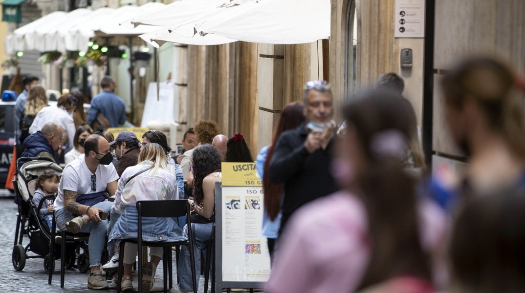 Ιταλία - κορωνοϊός: Σε όλες τις ευπαθείς ομάδες, αλλά και στο σύνολο των άνω των 60 ετών κατοίκων της χώρας θα χορηγηθεί η τρίτη δόση του εμβολίου.