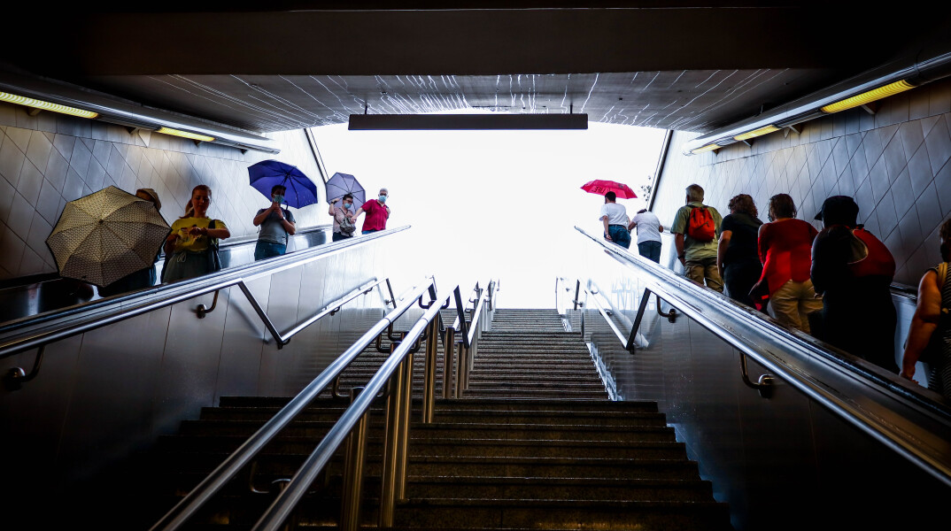 Ο καιρός θα παρουσιάσει νέα επιδείνωση την Κυριακή 10 Οκτωβρίου 2021, σύμφωνα με το έκτακτο δελτίο που εξέδωσε η ΕΜΥ για την κακοκαιρία «Αθηνά».