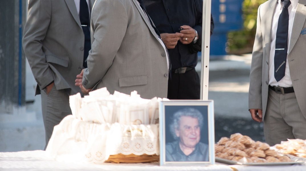 Μίκης Θεοδωράκης: Πλήθος κόσμου βρέθηκε στο μνημόσυνο του αείμνηστου μουσικοσυνθέτη στον Γαλατά Χανίων - Παρόντες ο γιος και η κόρη του 