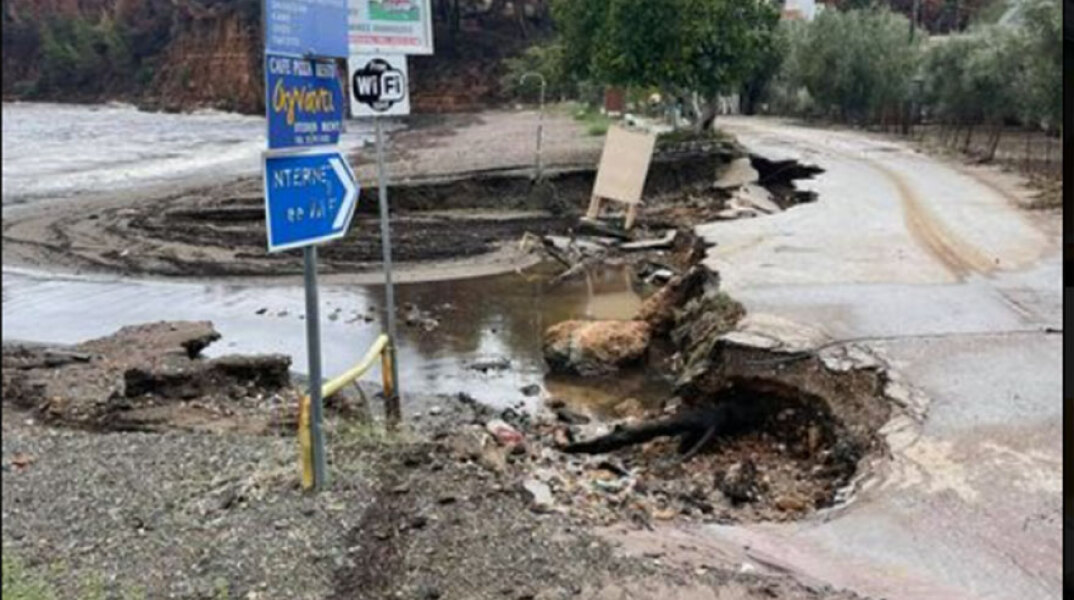 Οι πλημμύρες στη Βόρεια Εύβοια είχαν ως αποτέλεσμα να κοπεί δρόμος στο παραλιακό μέτωπο